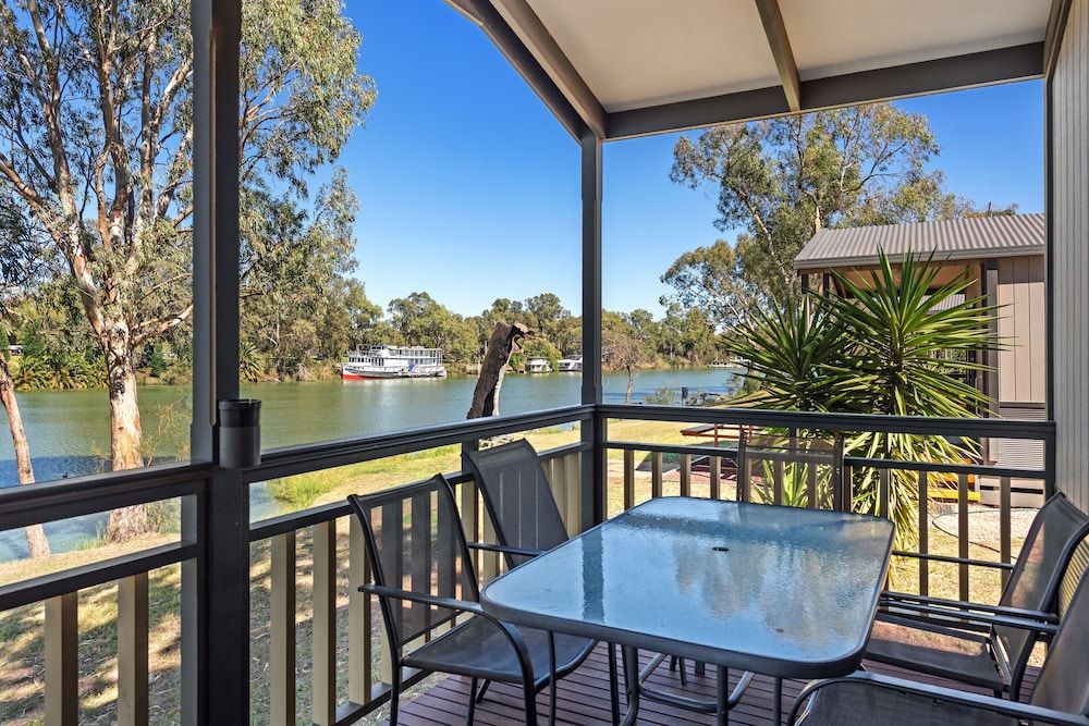 Deluxe 3 Bedroom Waterfront Cabin