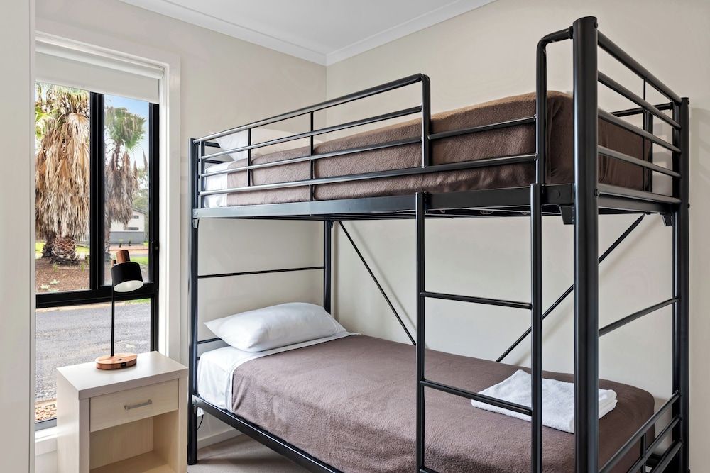 Superior 2 Bedroom Cabin Sleeps 4 - Pet Friendly