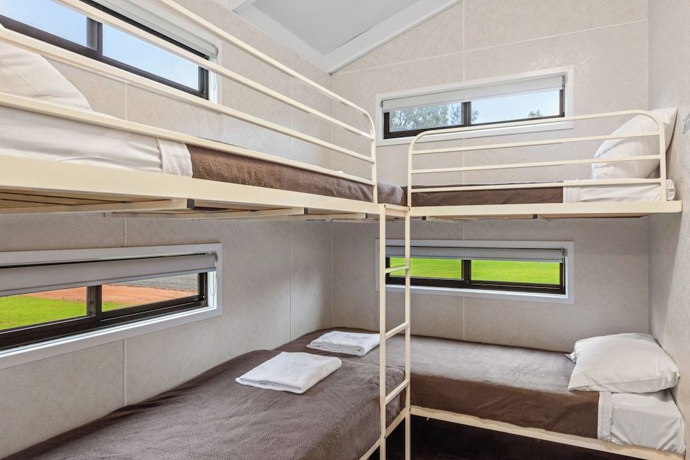 Deluxe 2 Bedroom Waterfront Cabin - Sleeps 6