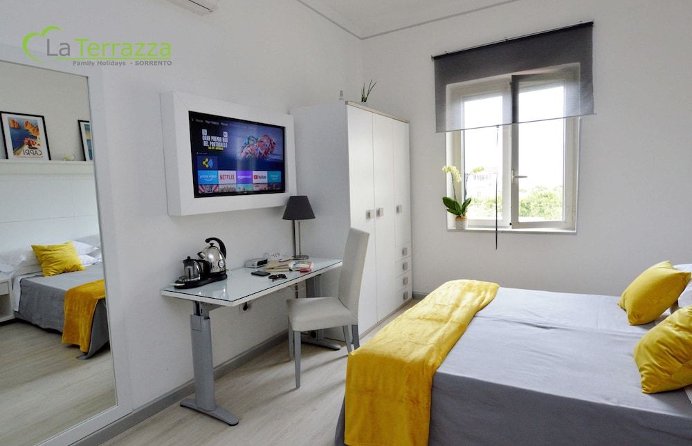 La Terrazza Family Holidays House, 3 Bedrooms, Balcony, Garden View 8