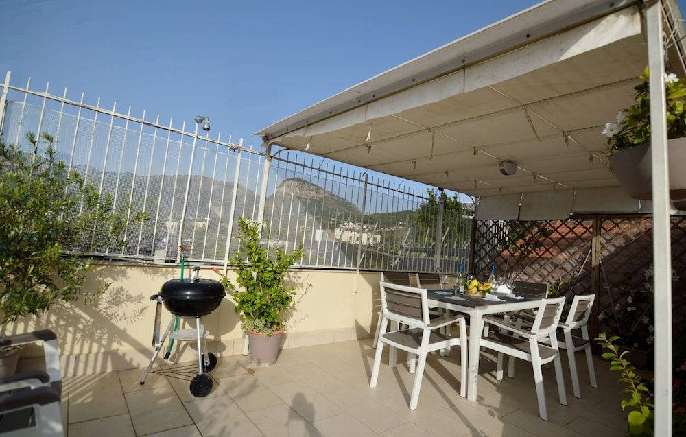La Terrazza Family Holidays House, 3 Bedrooms, Balcony, Garden View 7