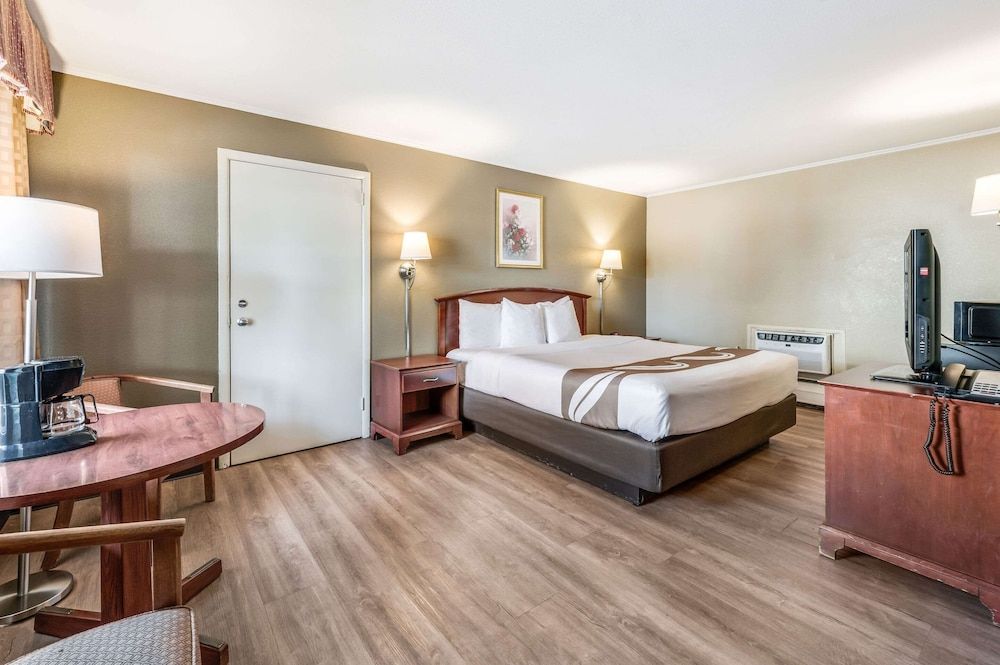 Rodeway Inn Poughkeepsie (Exterior) Standard Room, 1 King Bed, Smoking 2