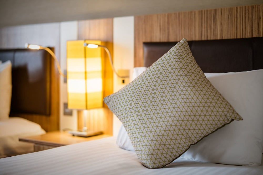 Holiday Inn Manchester Airport by IHG Room, 1 Queen Bed, Accessible 4