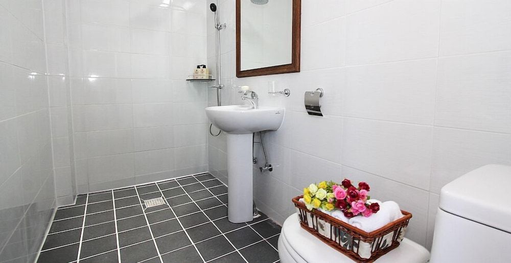 Namhae 1 Night 2 Days Pension Quadruple Room (Red Yellow) 2