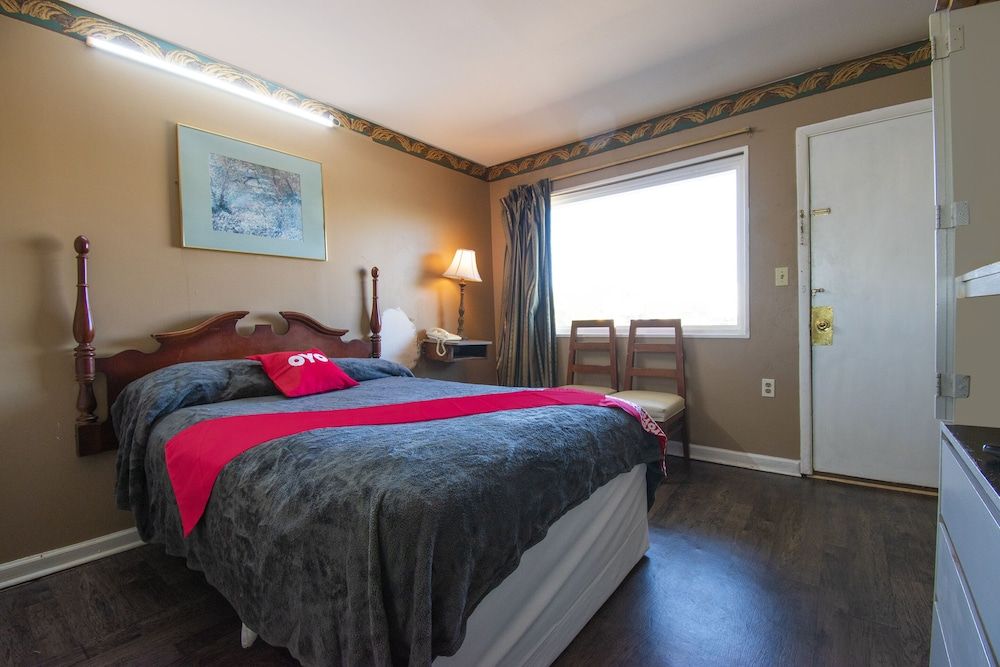 OYO Hotel Calhoun, GA I-75 Room, 1 Queen Bed, Smoking 4