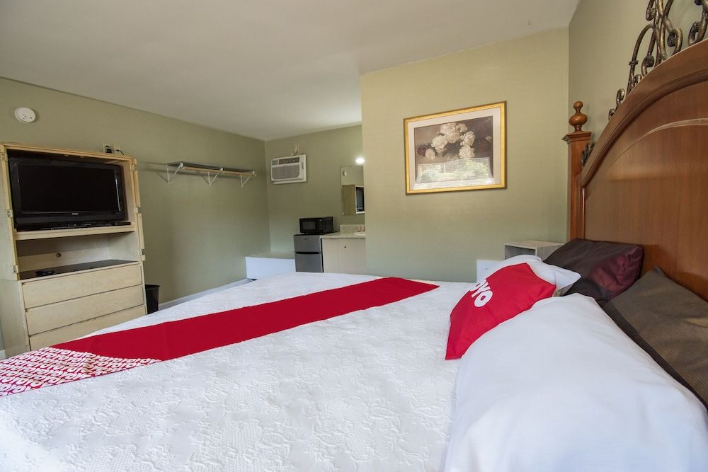 OYO Hotel Calhoun, GA I-75 Room, 1 King Bed, Smoking 5