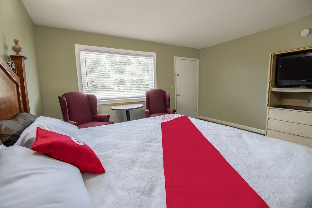 OYO Hotel Calhoun, GA I-75 Room, 1 King Bed, Smoking 7