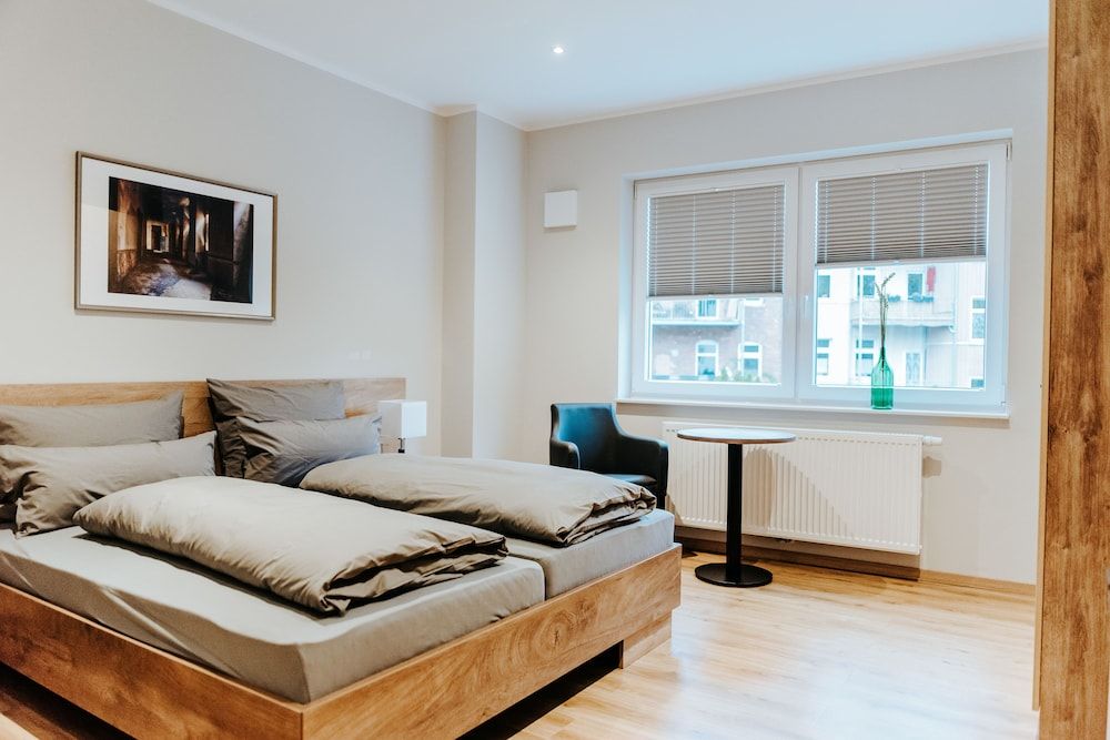 Suite, 2 King and Twin, Courtyard View, Private Bathroom