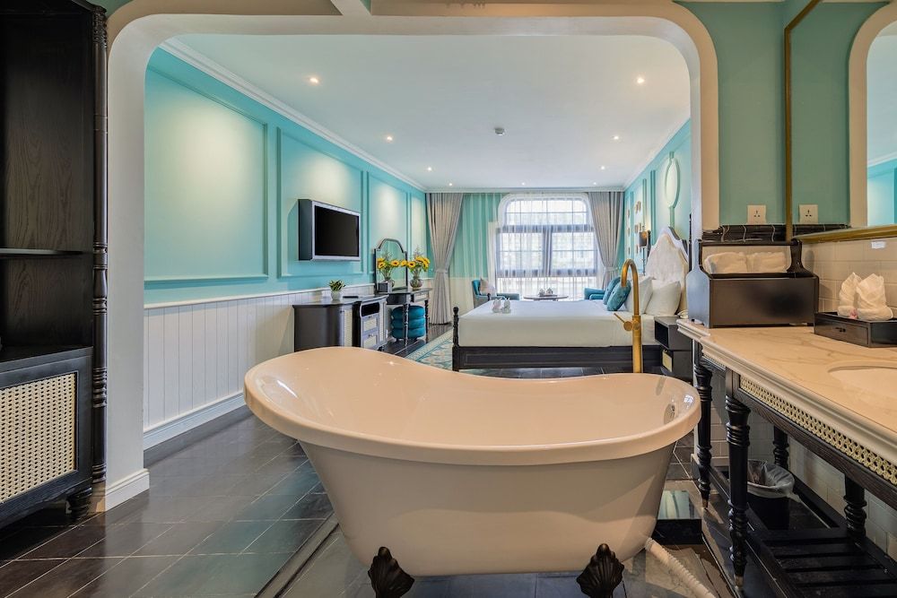 Studio, City View (Double), Bathtub