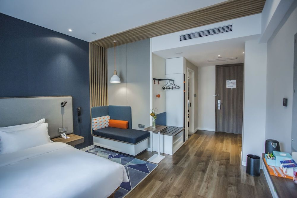 Standard Room, 1 Queen Bed