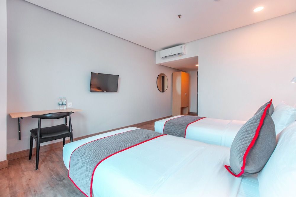 Super OYO Townhouse 1 Hotel Salemba Deluxe Twin Room 6