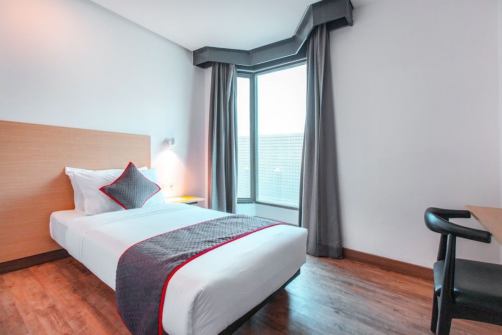 Super OYO Townhouse 1 Hotel Salemba Deluxe Twin Room 5