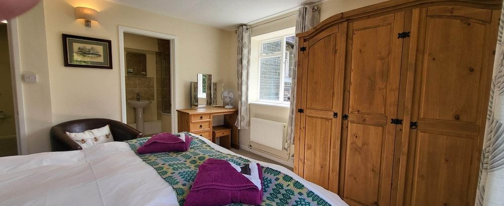 Plas Penaeldroch Manor Garden view-Celyn suite (floor 1)