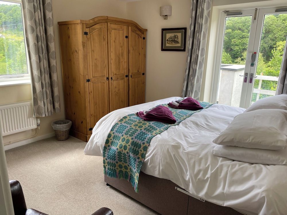 Plas Penaeldroch Manor Garden view-Celyn suite (floor 1) 3