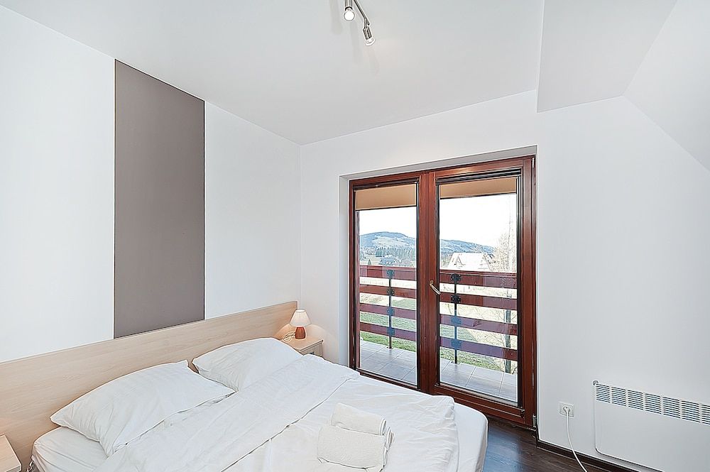 Apartment (18C)