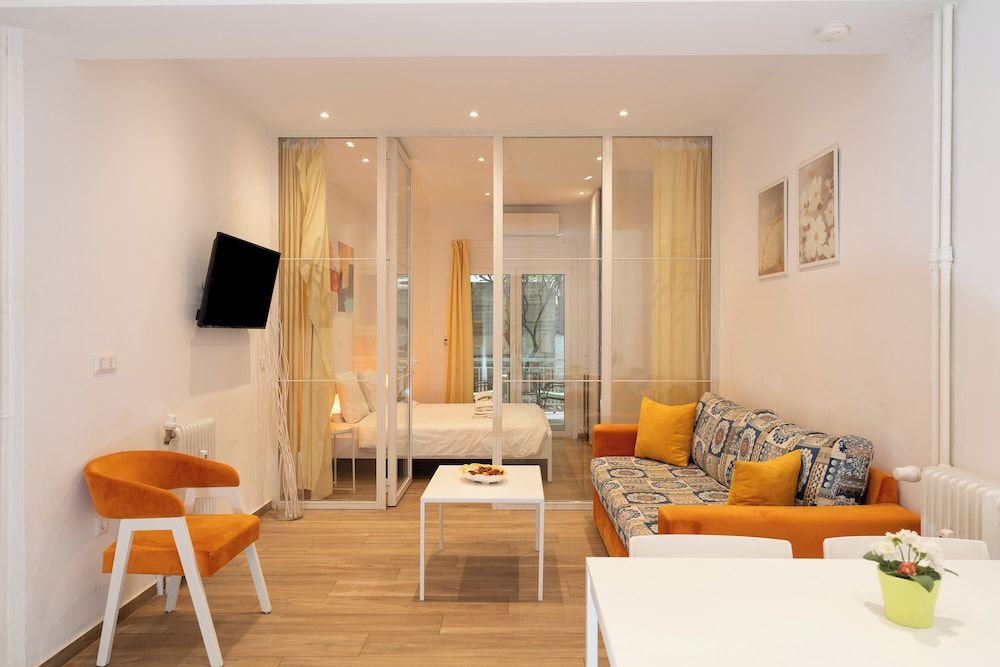 Spacious Peaceful Studio with Garden Patio Superior Apartment 21