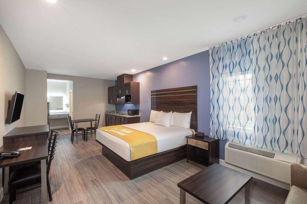 Studio Suite, 1 King Bed, Accessible, Non Smoking (Mobility/Hearing, Roll-In Shower)