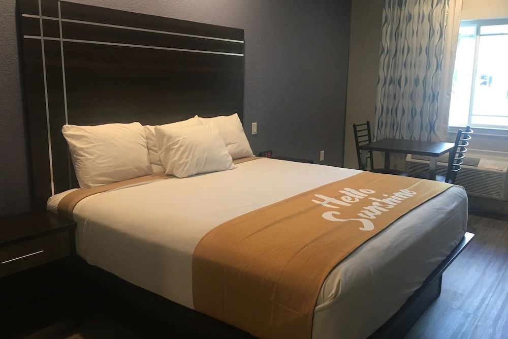 Studio Suite, 1 King Bed, Accessible, Non Smoking (Mobility/Hearing, Roll-In Shower)