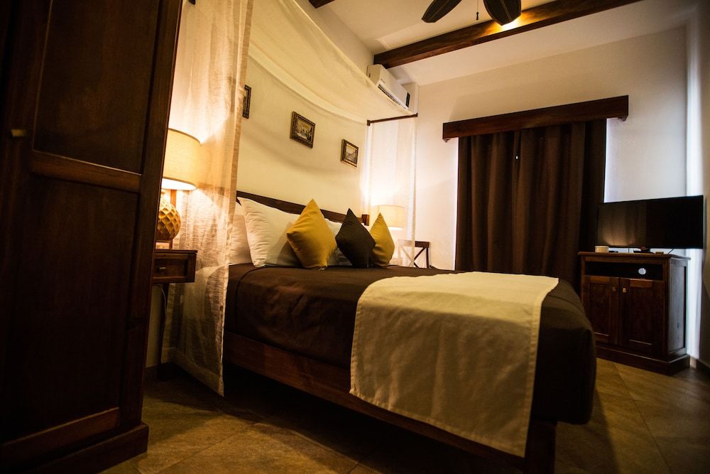 La Pasion Hotel Boutique by Bunik Standard Room, 1 King Bed, Balcony 9