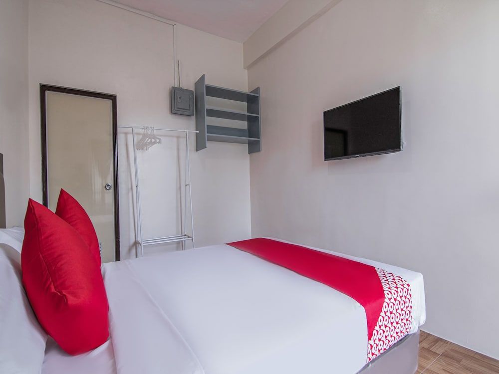 OYO 431 Apollo 11 Apartelle Deluxe Double Room 3