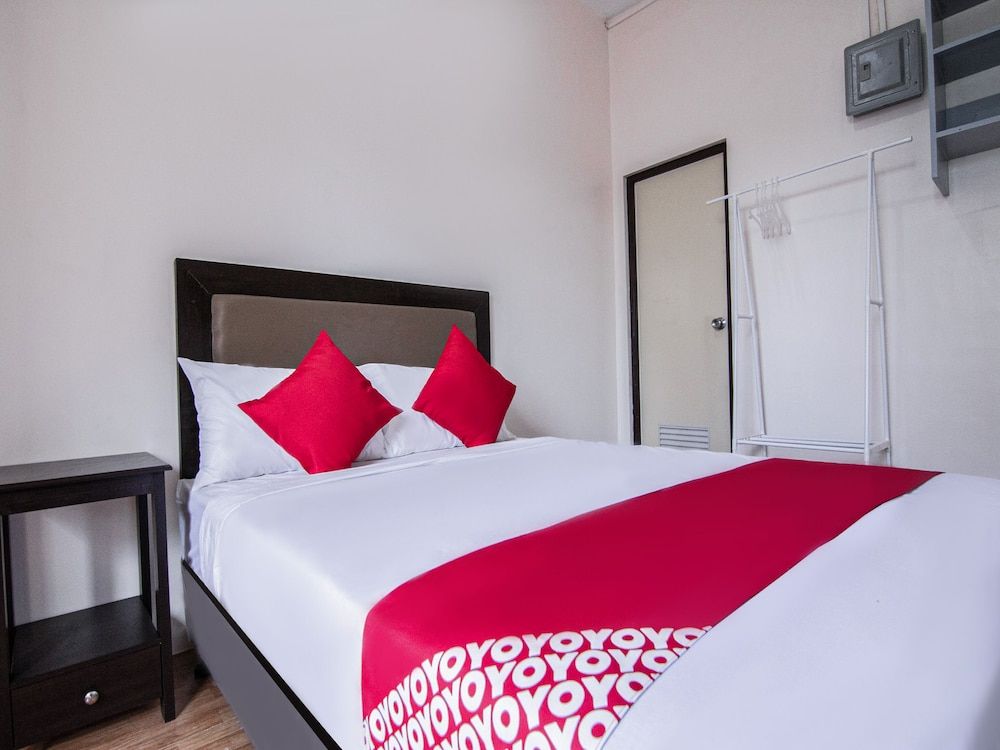 OYO 431 Apollo 11 Apartelle Deluxe Double Room 2