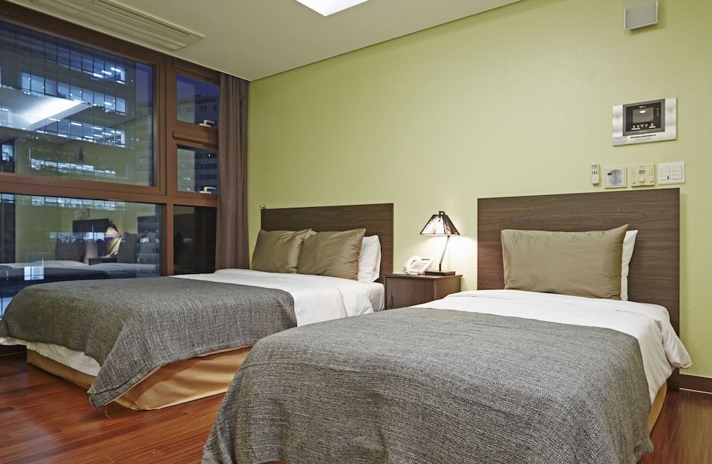 Brown Suites Seoul Deluxe Twin Room