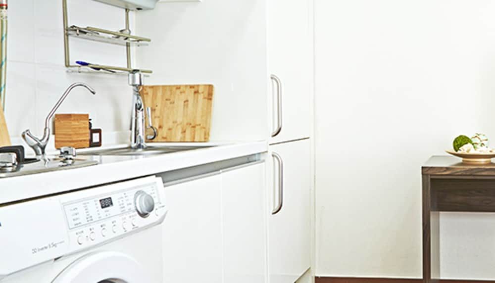 Brown Suites Seoul Deluxe Twin Room 4