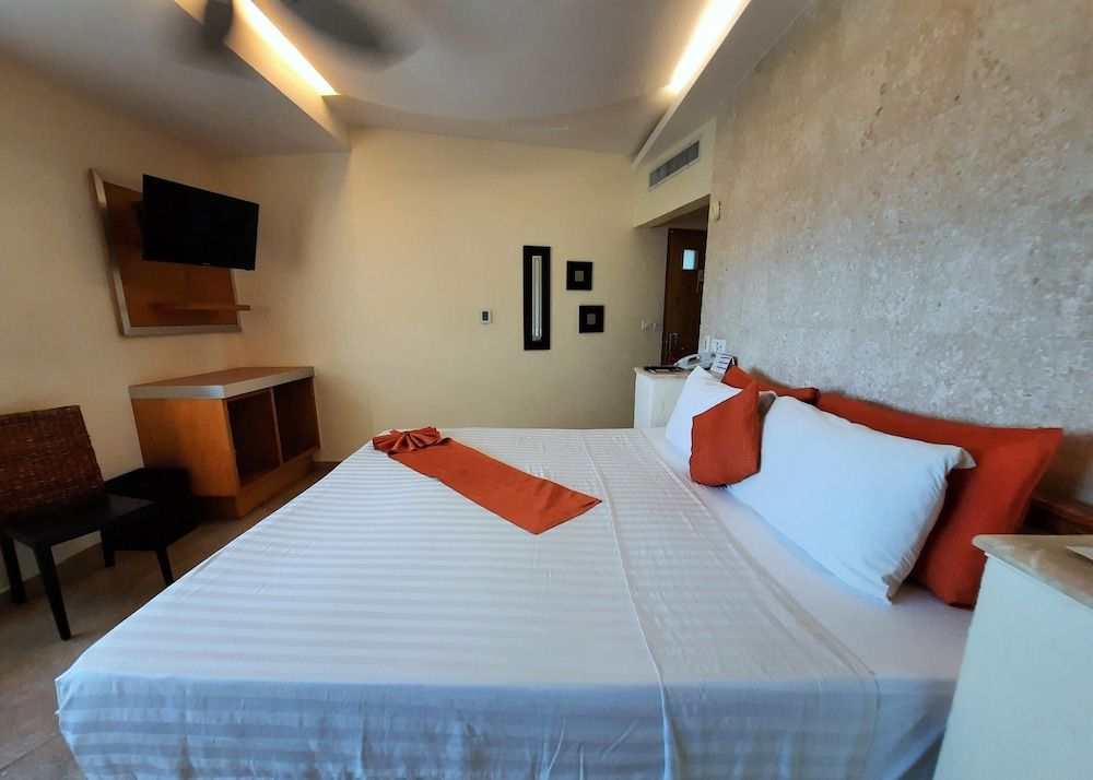 Artisan Family Hotels And Resorts Playa Esmeralda Standard Room, 1 King Bed