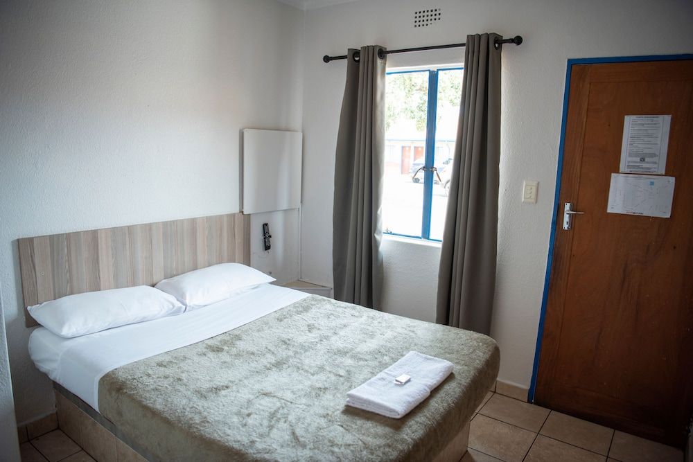 Ecomotel O.R Tambo Intl Standard Room 4