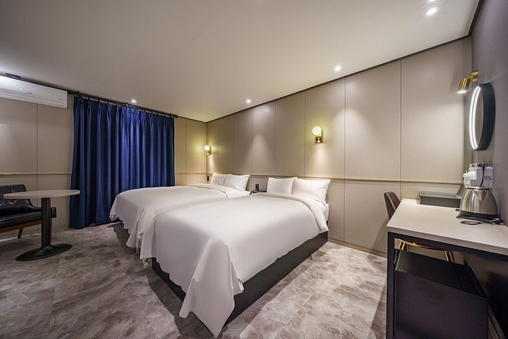 Brown-Dot Hotel Geomdan Standard Twin Room, 2 Beds (Styler) 2