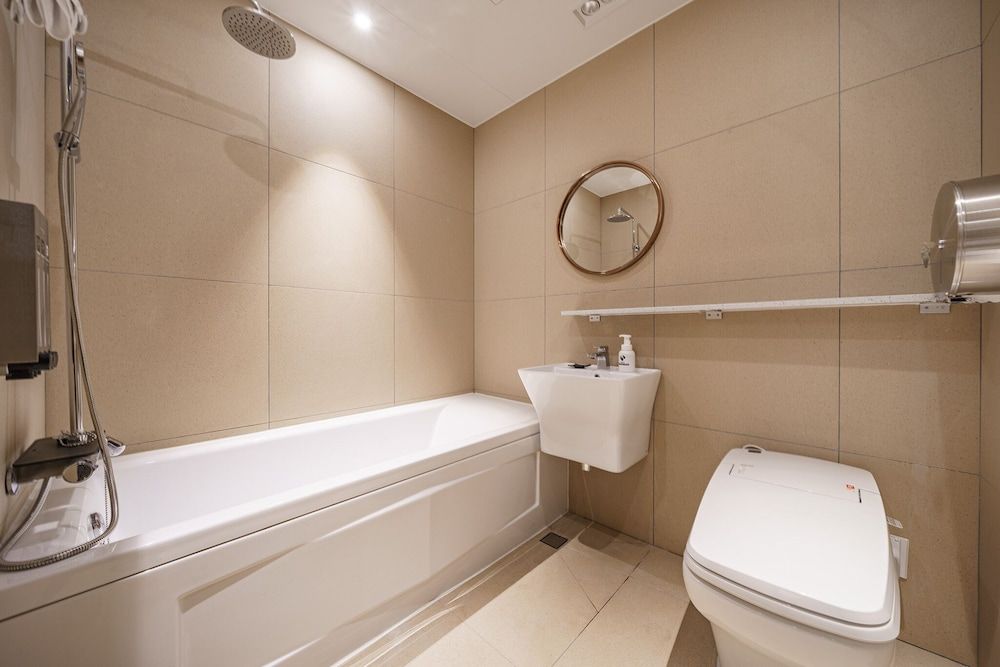 Brown-Dot Hotel Geomdan Standard Twin Room, 2 Beds (Styler) 8