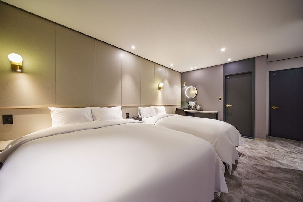 Brown-Dot Hotel Geomdan Standard Twin Room, 2 Beds (Styler) 4