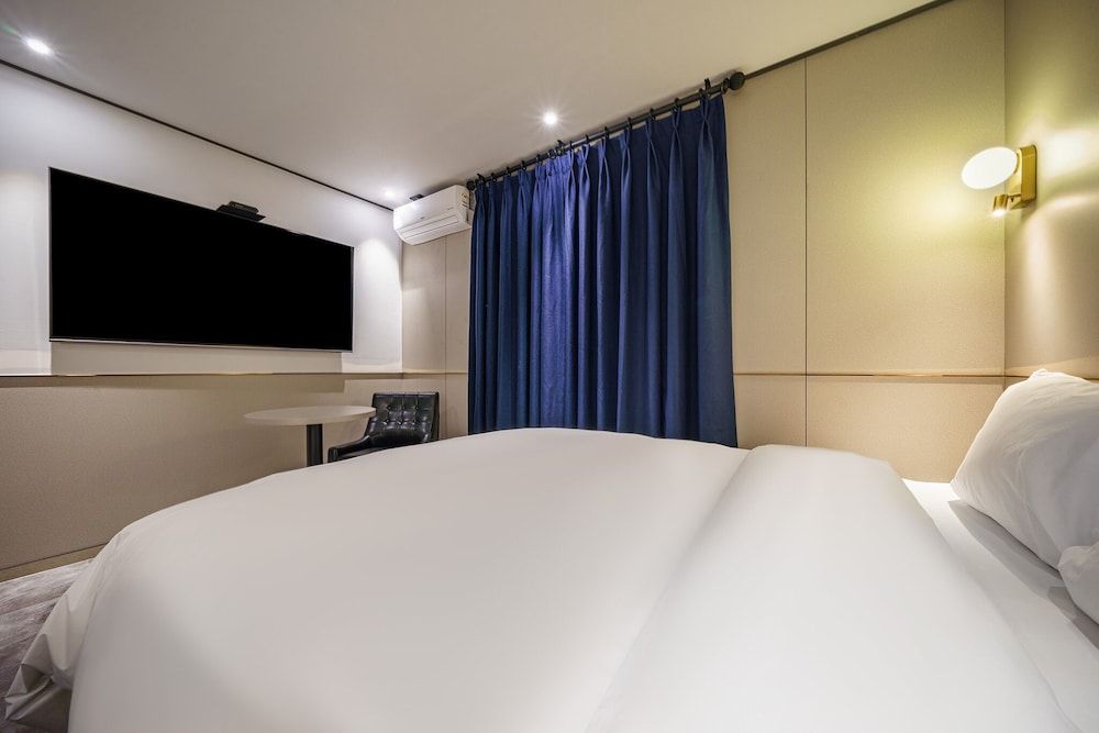 Brown-Dot Hotel Geomdan Standard Twin Room, 2 Beds (Styler) 9