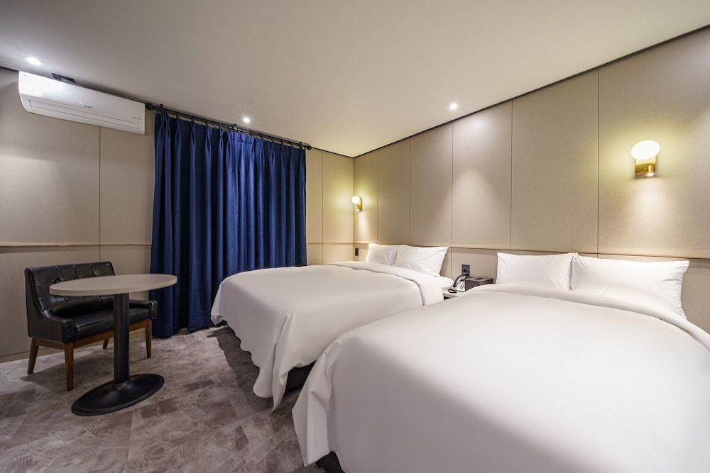 Brown-Dot Hotel Geomdan Standard Twin Room, 2 Beds (Styler) 5