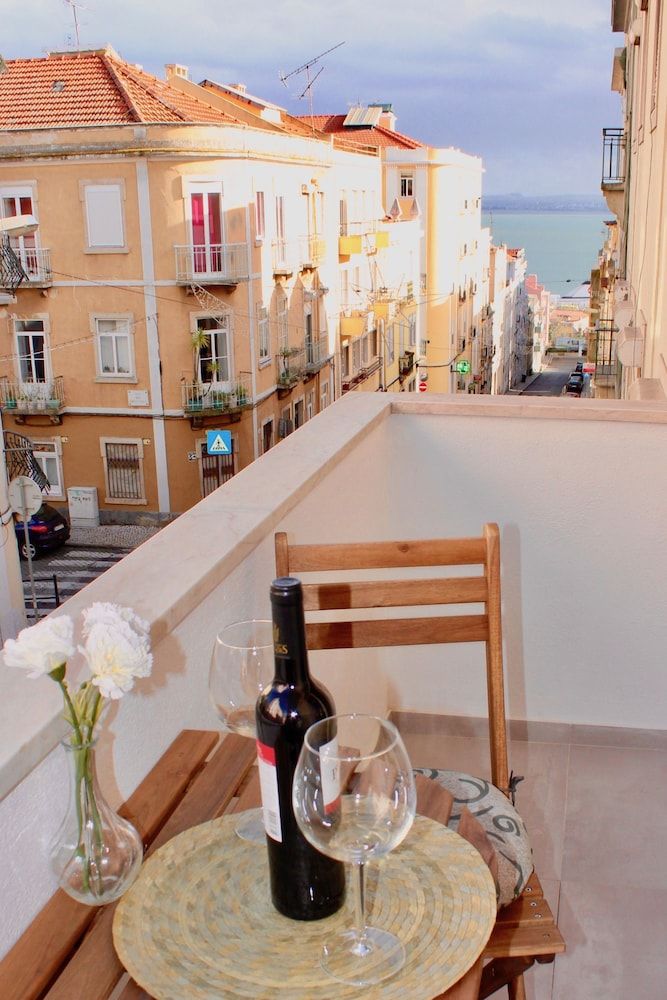 undefined Apartment Balcony and River View in Alfama 5