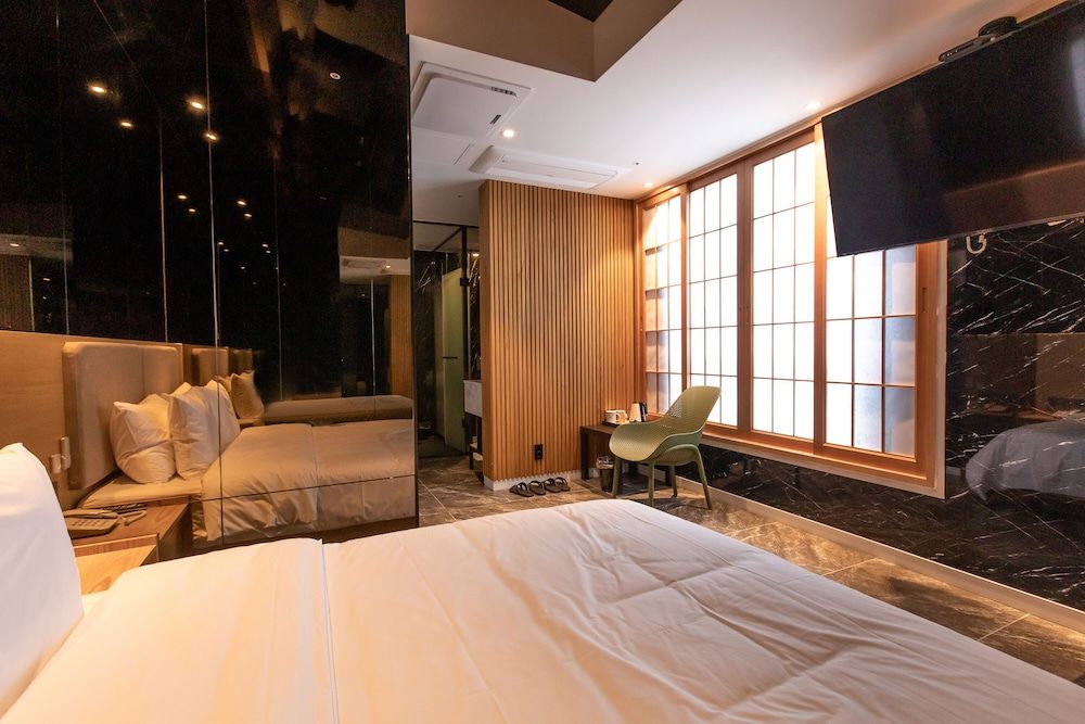 Hotel The Club Yeonhwari Mirror Superior 4
