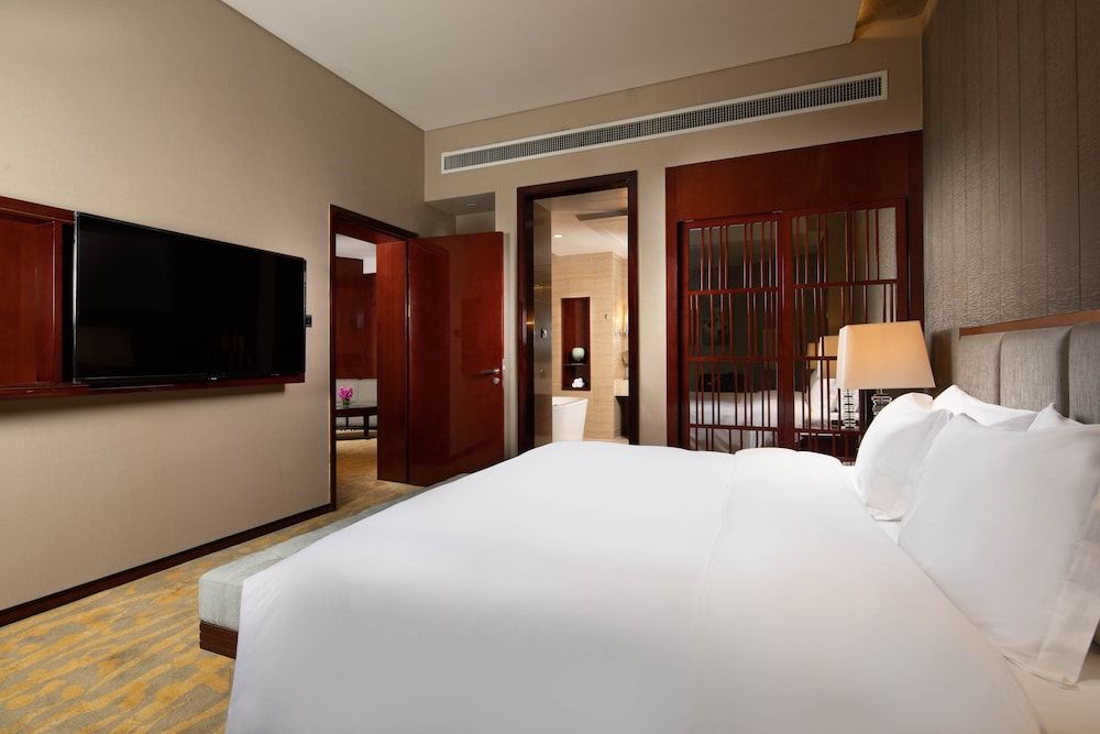 Junior Suite, 1 King Bed, Club Lounge Access