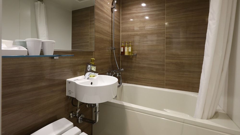 Hotel B Suites Namba Kuromon Basic Twin Room, 2 Twin Beds 6