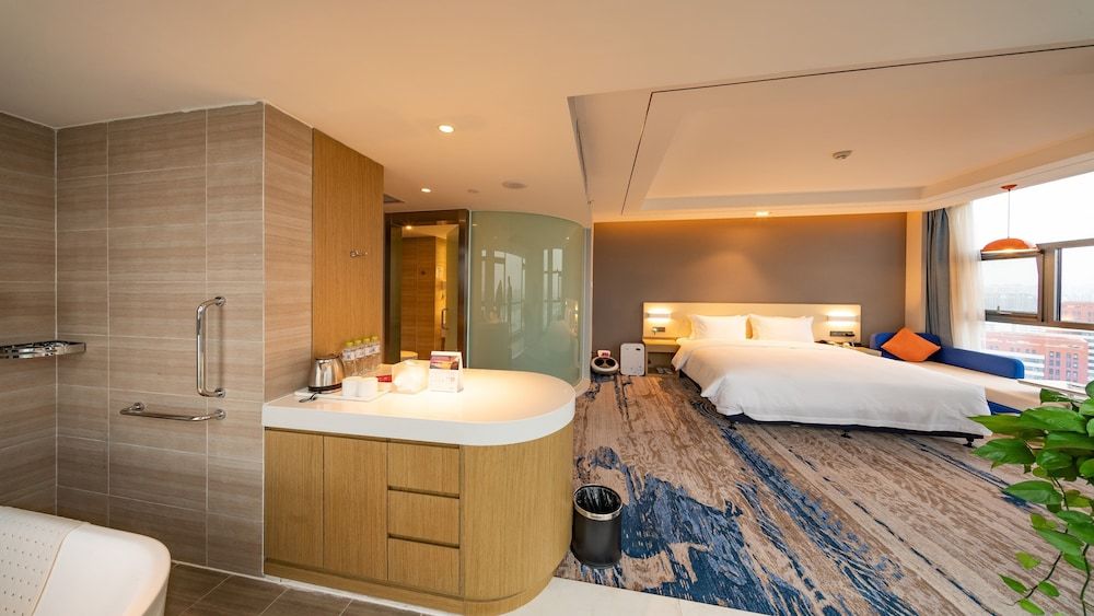 Standard Room, 1 King Bed, Non Smoking, River View (Extra Floor Space)