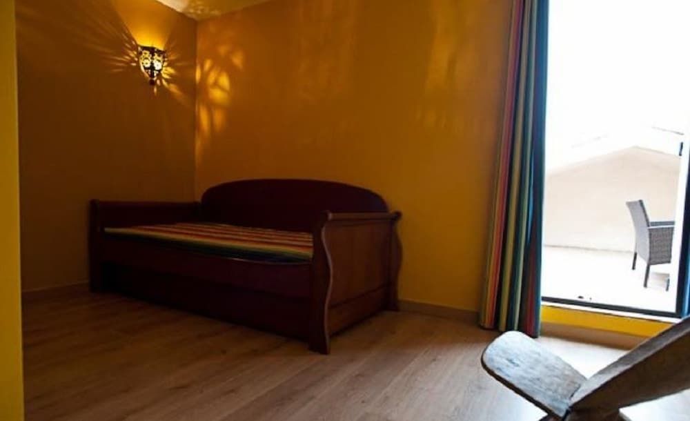 Twin Room (Mimosas)