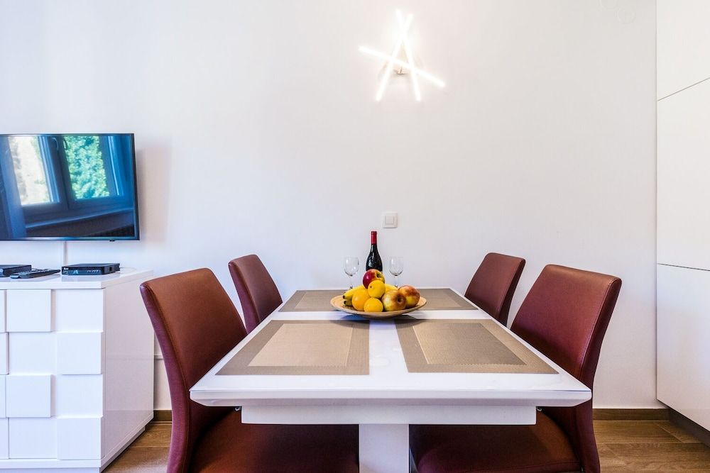 undefined Modern 2bdr Apartment in Old Town- Best Location 2