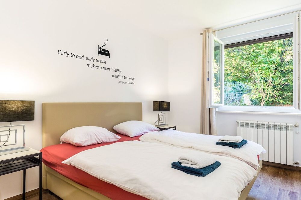 undefined Modern 2bdr Apartment in Old Town- Best Location 4