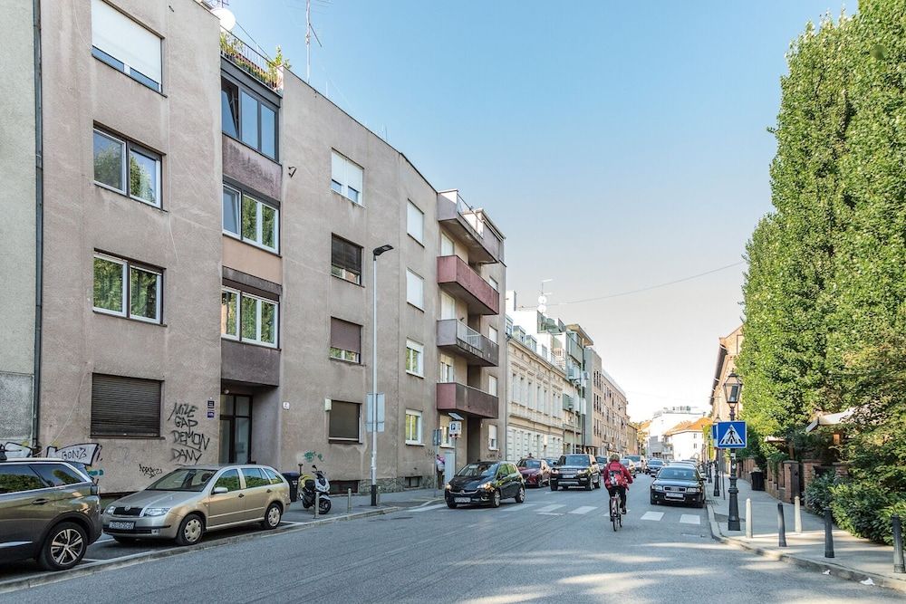 undefined Modern 2bdr Apartment in Old Town- Best Location 3