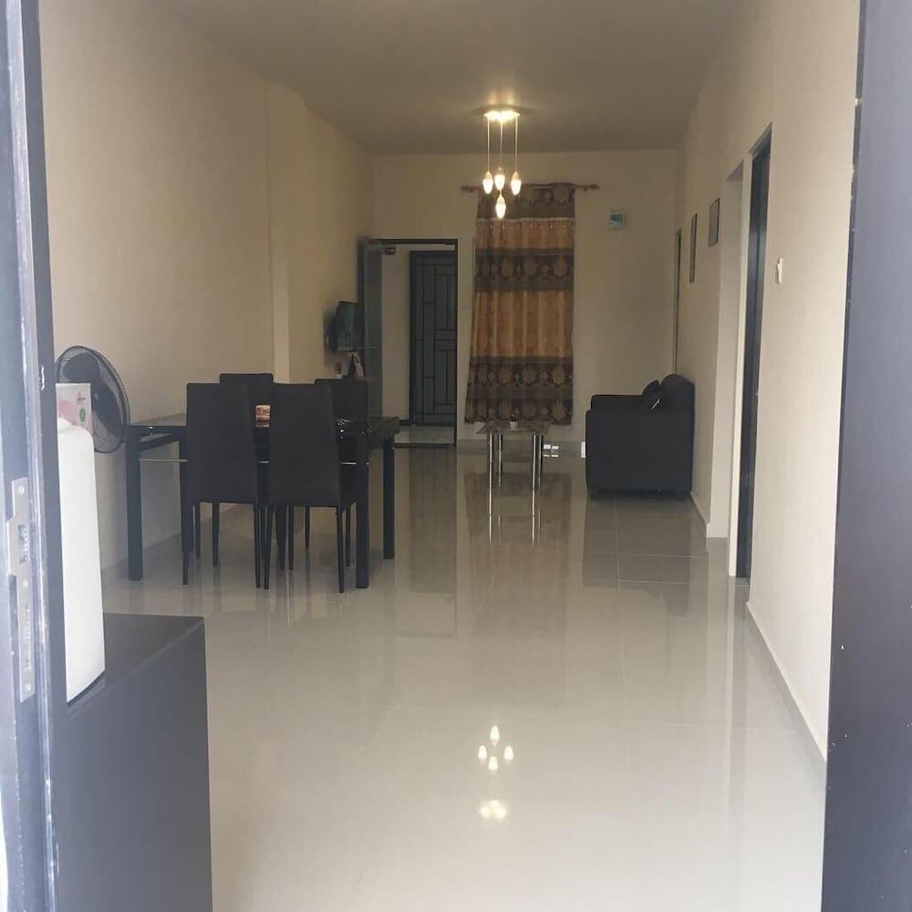 undefined Sharon Square 10