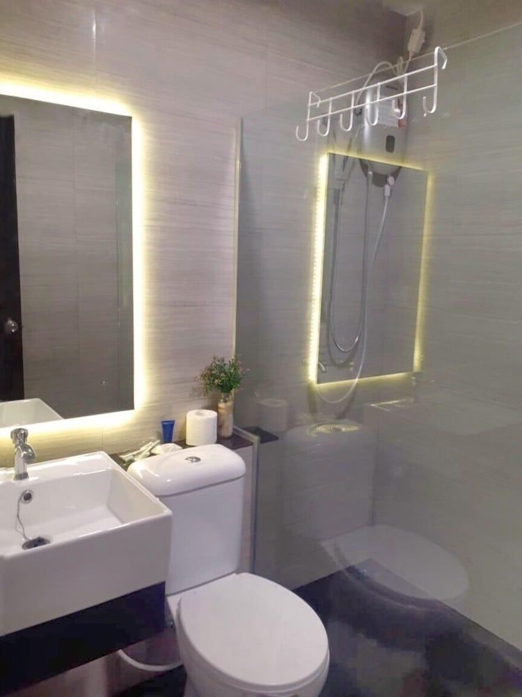 undefined Sharon Square 7