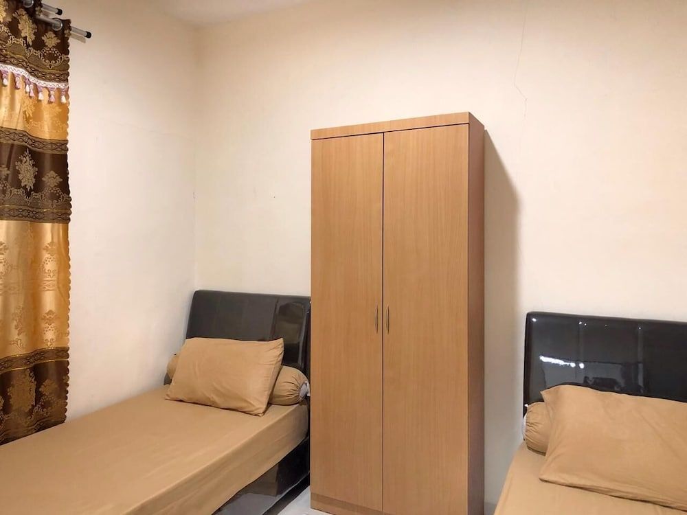 undefined Sharon Square 4