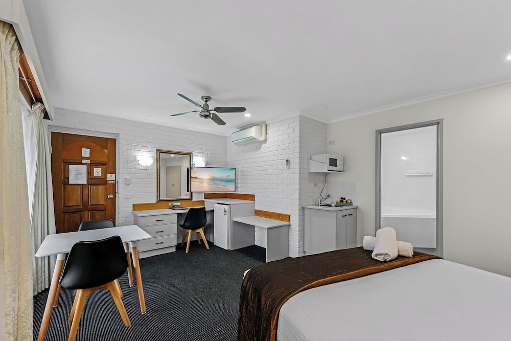 Sapphire Waters Motor Inn Deluxe Queen Spa Suite 2