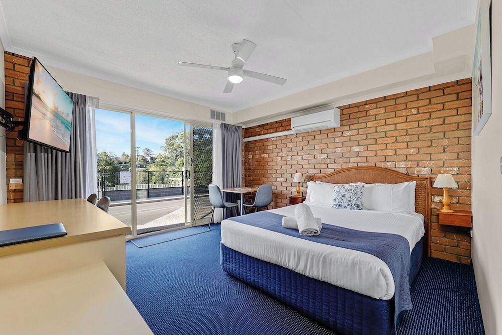 Sapphire Waters Motor Inn Poolside Family Suite