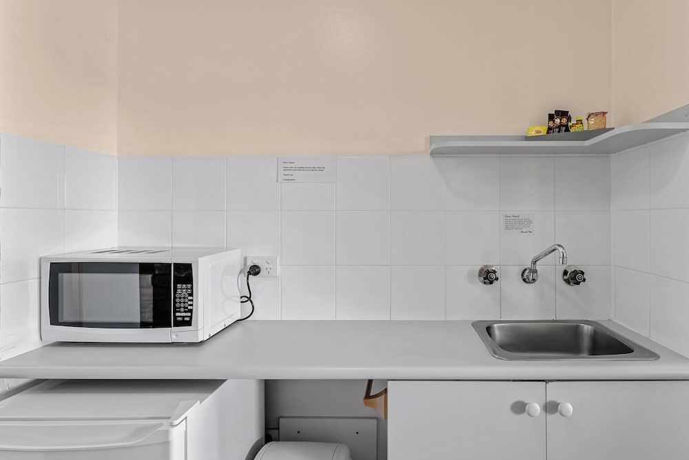 Sapphire Waters Motor Inn Queen Private Balcony Suite (Ground Floor) 4