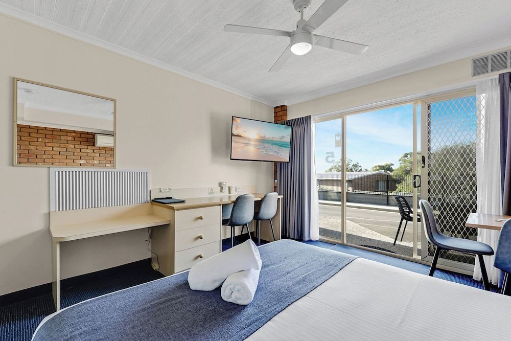 Sapphire Waters Motor Inn Poolside Family Suite 2